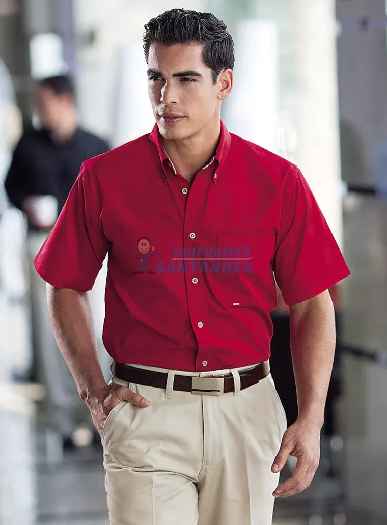 Camisa roja pantalon beige hotsell
